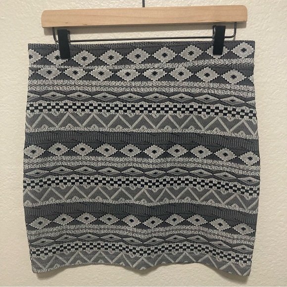 Vero Moda Dresses & Skirts - Vero Moda Black Gray Patterned Stretchy Bandage Bodycon Mini Skirt Size Large